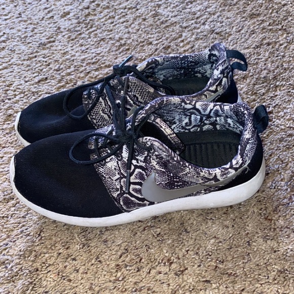 Nike Shoes - Nike free runs